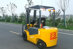 如何為電動(dòng)叉車(chē)更換輪胎？