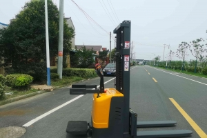 電動堆高車蓄電池的正負極標志模糊了怎么辦？